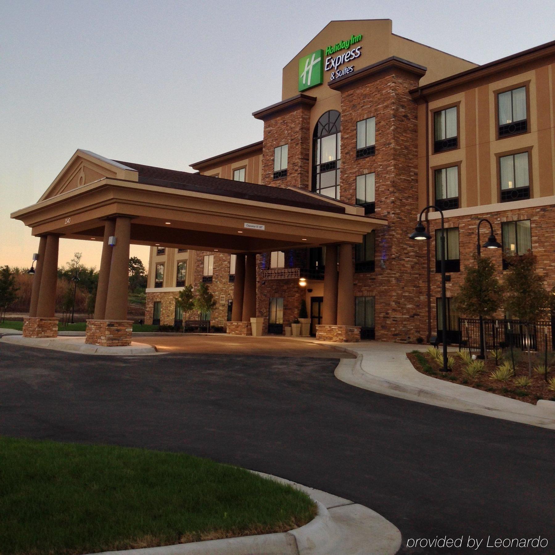 Holiday Inn Express Hotel & Suites Wichita Northeast By Ihg Екстериор снимка