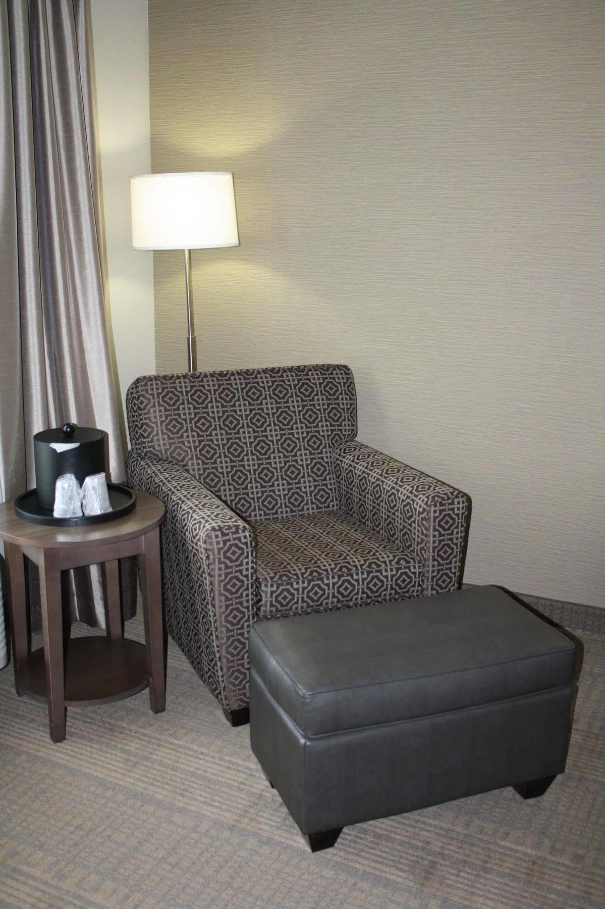 Holiday Inn Express Hotel & Suites Wichita Northeast By Ihg Екстериор снимка