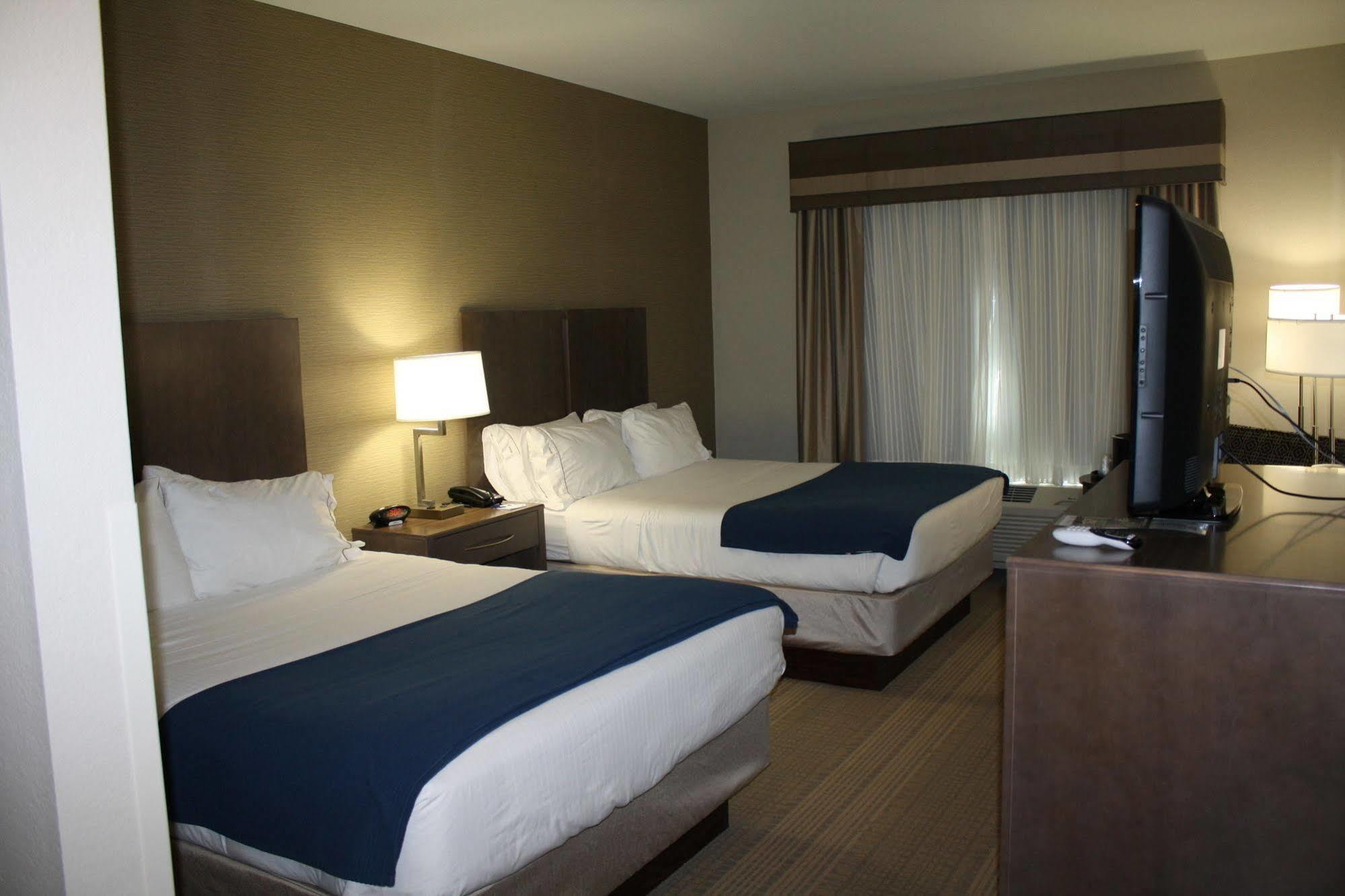 Holiday Inn Express Hotel & Suites Wichita Northeast By Ihg Екстериор снимка