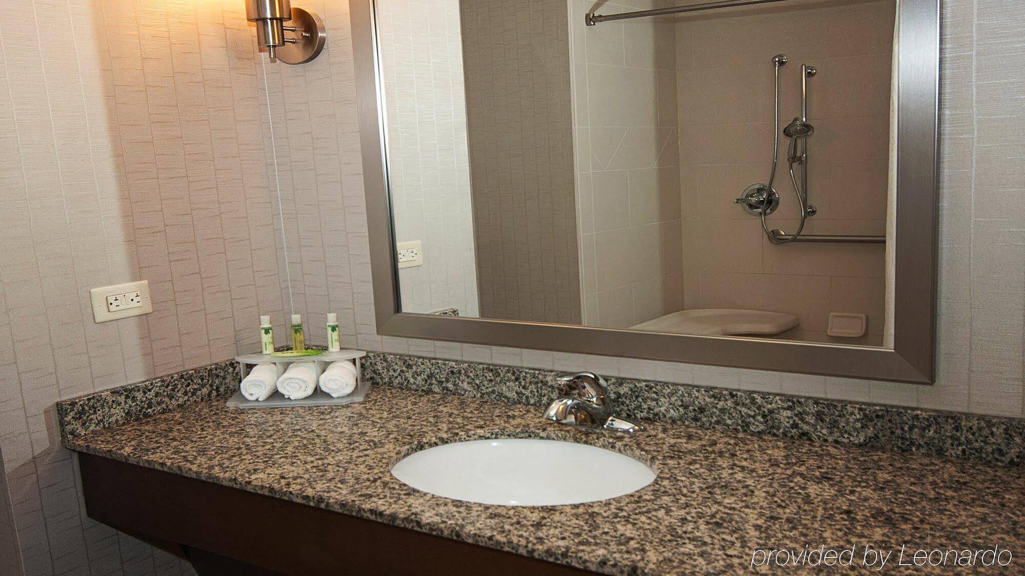 Holiday Inn Express Hotel & Suites Wichita Northeast By Ihg Екстериор снимка